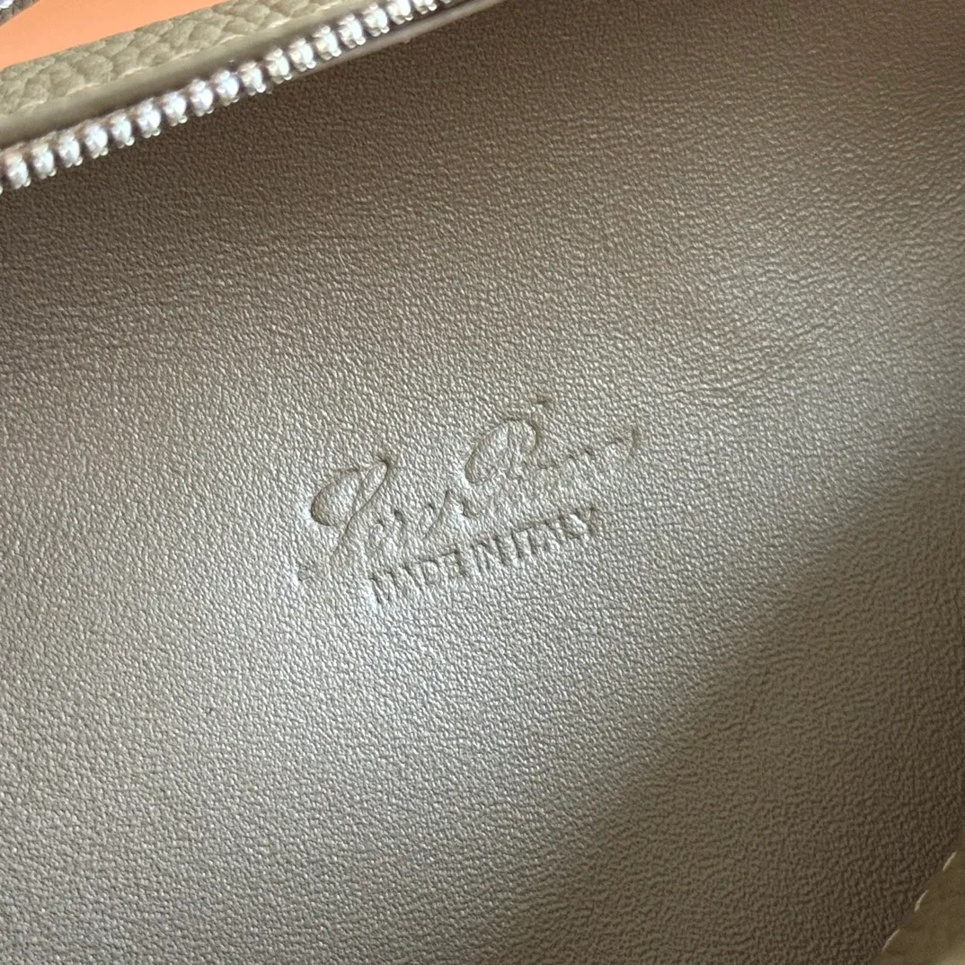 p1160💋💋💋【Original leather configuration counter complete set of packaging】 𝐋𝐨𝐫𝐨 𝐏𝐢𝐚𝐧@ Extra pocket L19 series handbag/crossbody bag, all steel, the most comfortable life is the undefined life, just like loro The material design of pian@ does not require complicated design styles. The simple and soft outline is elegant and durable, like an exquisite cosmetic case, which perfectly balances appearance and functionality. The leather is delicate and feels as soft as butter. The small bag has a large capacity. It is not only portable with a thin shoulder strap, but can also be worn cross-body. Sisters who have a special liking for minimalist style can buy it. It is simple and versatile. The simpler, the more different. Stars and Instagram celebrities are all planting it. There are two sizes of 19 cm and 27 cm. One is exquisite and casual, and the other is elegant and grand. Size: Small: length 19×width 7×height 12cm (